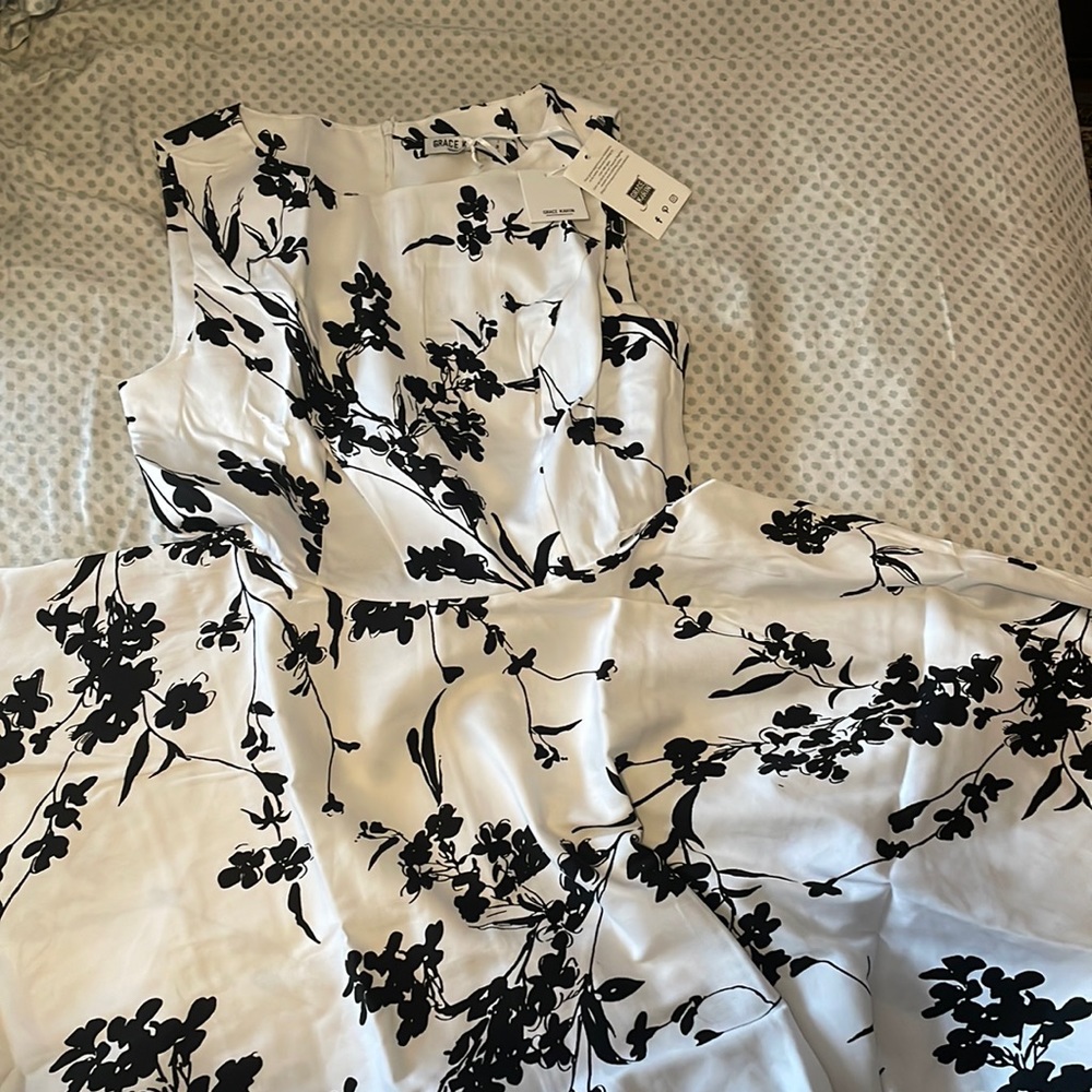 Full circle skirt, black and white